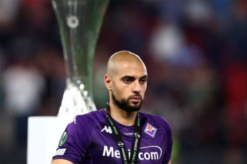 Sofyan Amrabat saat menjadi runner-up UEFA Conference League bersama Fiorentina. Manchester United tengah melakukan pembicaraan untuk merekrutnya.